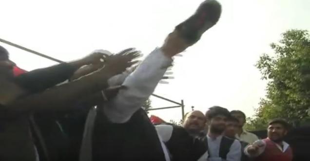 Video, Shoe Politics: SP candidate beat himself and begs for vote
