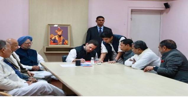 Fact Check: Rahul Gandhi with fake picture behind of Mugal
