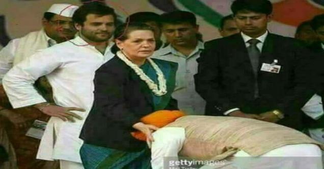 Manmohan Singh touch Sonia gandhi's feet