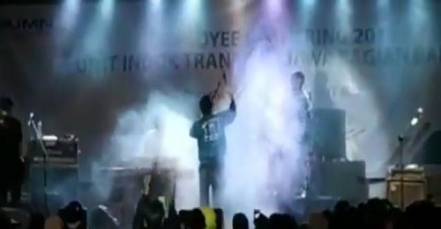 Live Video: How Tsunami Waves Crash Through Rock-concert, Indonesia