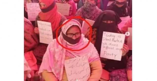 Ravish Kumar pictures at Shaheen Bagh as Muslim women in Burqa