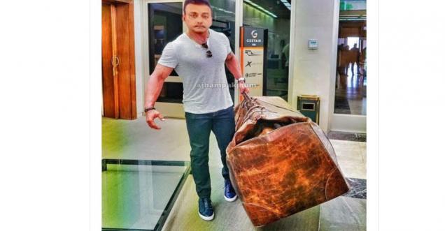 Image of Ravi Shastri viral as returning from liquor shop