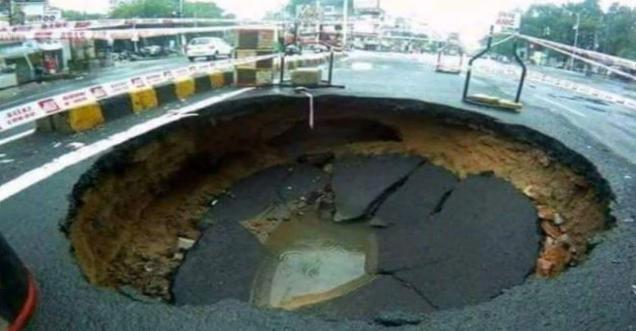 Old big pothole from Gujarat, shared as recent Uttar Pradesh