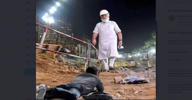 Narendra Modi with photographer lying on ground, Photo of the Tomorrow
