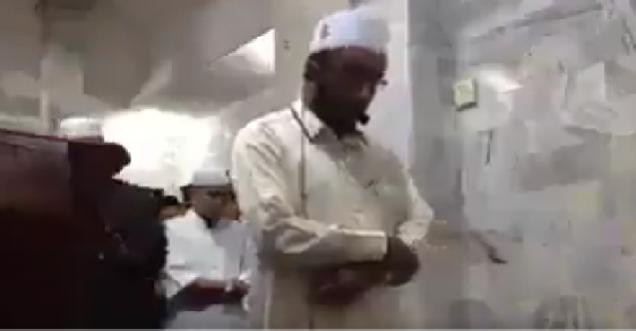 Video of Imam offering Namaz amid earthquake goes viral, know the truth