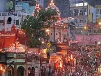 Millions of Hindus Bathe in Ganges to Cleanse Sins